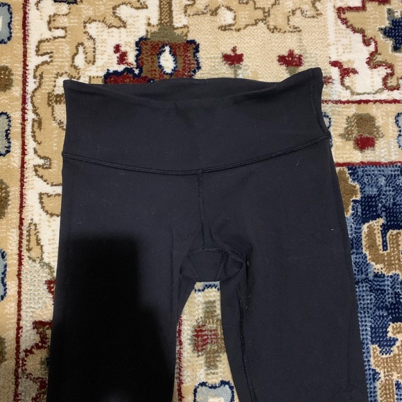 (SOLD) Lululemon Wunder Under EUC size 4 - Picture 2 of 6